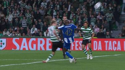 O lance do penálti sobre Hjulmand que permitiu ao Sporting abrir o marcador frente ao FC Porto
