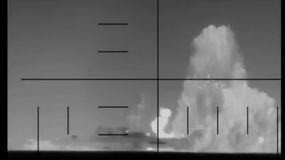 O momento em que torpedo dos EUA atinge navio de guerra iraniano 