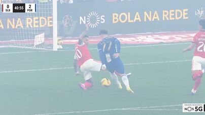 Pietuszewski 'sentou' Otamendi com esta finta e fez o segundo golo do FC Porto ao Benfica