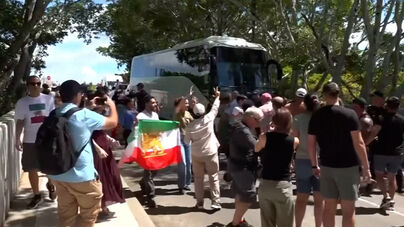Manifestantes tentam bloquear autocarro que transportaria seleção feminina de futebol do Irão