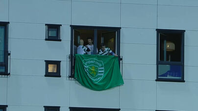 Sporting na Noruega com apoio nas bancadas e... nas janelas: veja as imagens