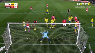 O golo do empate do Benfica em Arouca: Ríos nem tirou os pés do chão para cabecear
