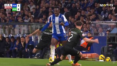 Zaidu fez esta entrada sobre Diogo Travassos e Moreirense pediu vermelho direto para o lateral do FC Porto