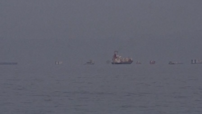 Centenas de navios aguardam passagem no Estreito de Ormuz. Quem bloqueia o tráfego e quem consegue passar?