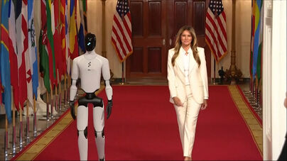 Robô humanoide surpreende em evento com Melania Trump