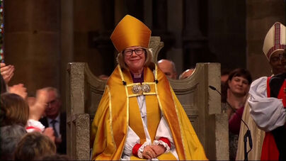Ex-enfermeira torna-se a primeira mulher a liderar a Igreja de Inglaterra
