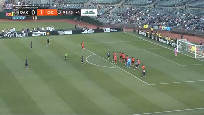 Guarda-redes tenta 'milagre Trubin', coloca outra bola em campo para parar contra-ataque e acaba... expulso