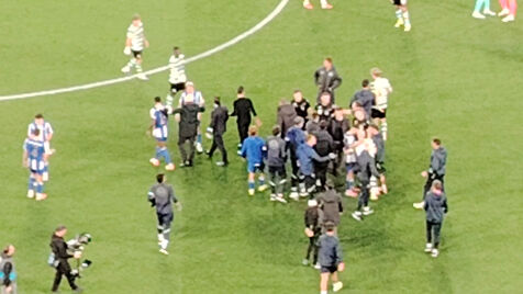 O cumprimento entre treinadores, Nuno Santos e Pablo Rosario com protestos e ambiente tranquilo: o final do Sporting-FC Porto