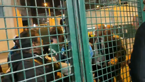 Tensão na saída do autocarro do FC Porto: adeptos do Sporting aproximaram-se da viatura e polícia teve de intervir