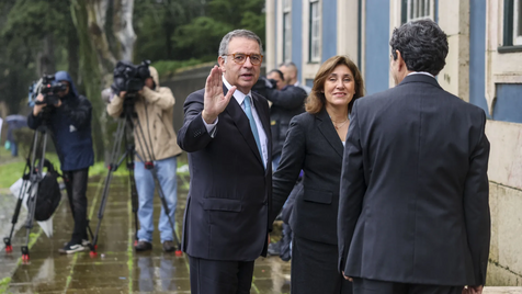 António José Seguro acompanhado pela secretária-geral da Presidência da República Ana Cristina Batista e pelo presidente da Câmara Municipal de Sintra, Marco Almeida, à chegada para ocupar um gabinete no Palácio de Queluz