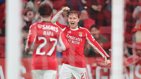 Schjelderup festeja golo com Rafa Silva