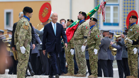 Marcelo Rebelo de Sousa faz compras num supermercado