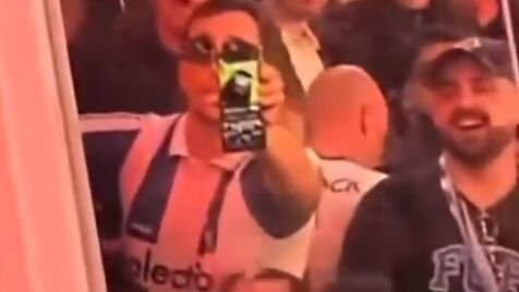 Adepto do FC Porto mostra imagem de macaco e imita gesto na direção dos benfiquistas no clássico