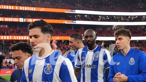 Deniz Gul faz gesto obsceno para adeptos do Benfica no clássico