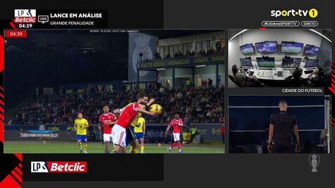 O lance do penálti que colocou o Arouca a vencer o Benfica: árbitro considerou braço em "posição não natural"