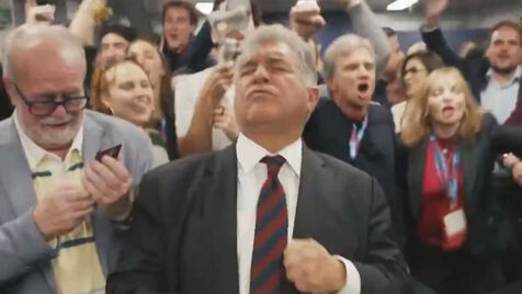 A dança hilariante de Laporta após ser reeleito presidente do Barcelona 