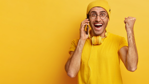 Homem festeja boas ofertas em tecnologia e moda na festa de ofertas de primavera