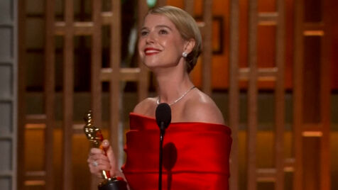 Jessie Buckley dedica Óscar de Melhor Atriz "ao belo caos do coração de uma mãe"