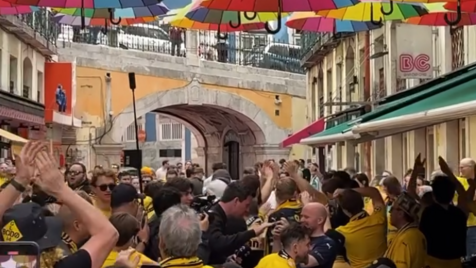 Adeptos do Bodo/Glimt fazem a festa na Baixa de Lisboa horas antes do jogo com o Sporting