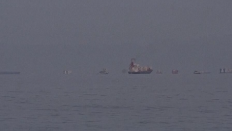 Centenas de navios aguardam passagem no Estreito de Ormuz. Quem bloqueia o tráfego e quem consegue passar?