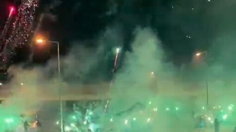 Fogo de artifício e dezenas de tochas: Juve Leo festeja 50.º aniversário junto ao Estádio José Alvalade