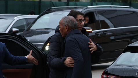 Rui Costa abraçado a Shéu