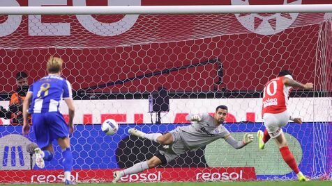 Diogo Costa no penálti com Zalazar