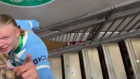 A resposta insólita de Erling Haaland a adeptos do Leeds após a conquista da final da Taça da Liga inglesa