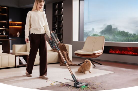 Mulher usa aspirador sem fios Proscenic P11 Ultra+ em casa durante Festa de Ofertas Amazon