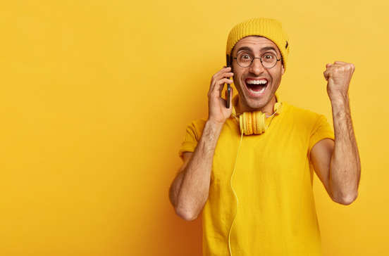 Homem festeja boas ofertas em tecnologia e moda na festa de ofertas de primavera