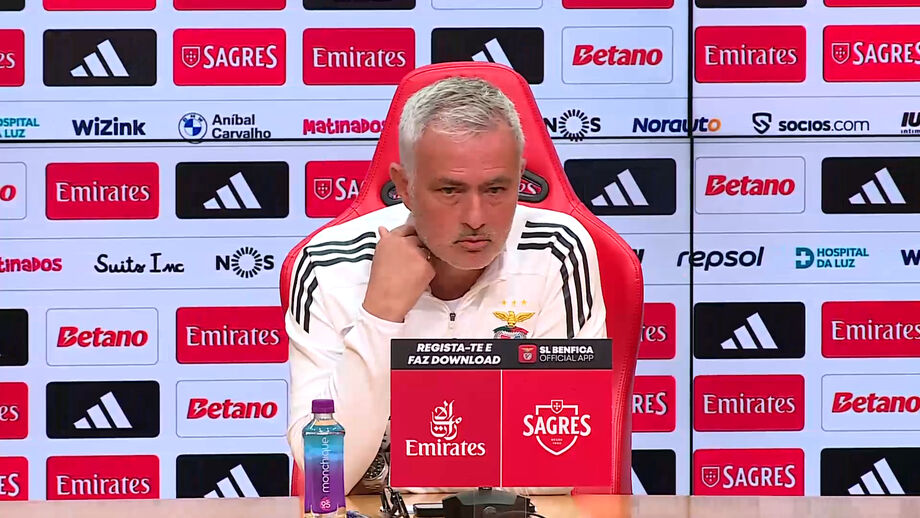 Treinador do Benfica antecipando pergunta que aguardava após "tsunami" ter abalado as águias