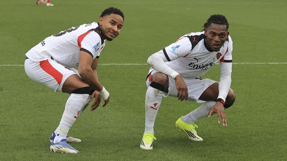 Rafael Leão, com Nkunku, celebra golo do Milan frente à Cremonese