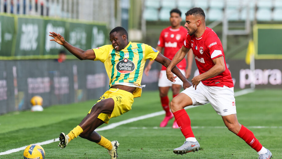 Momento do jogo entre Tondela e Santa Clara