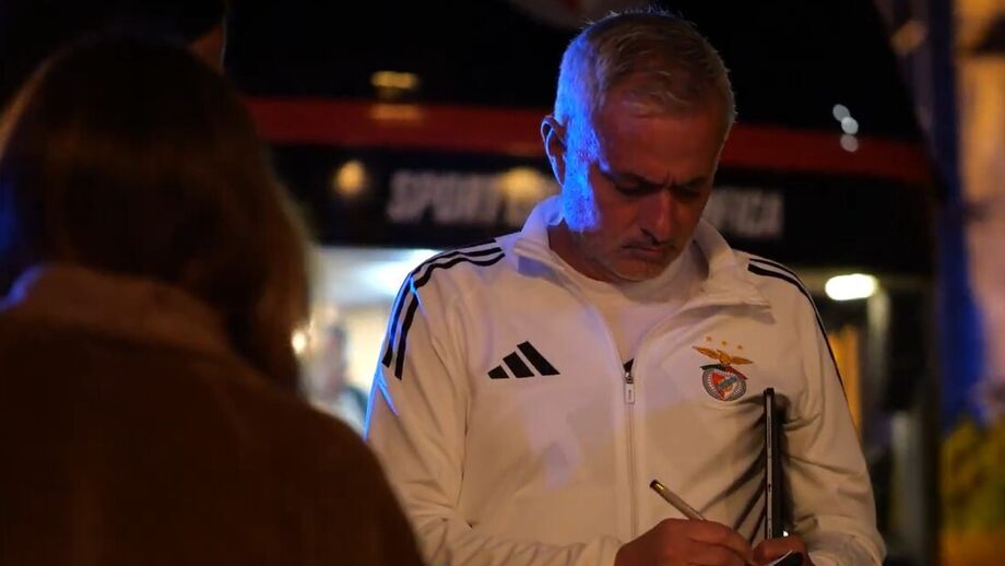 Treinador parou para dar autógrafos aos poucos adeptos presentes no local