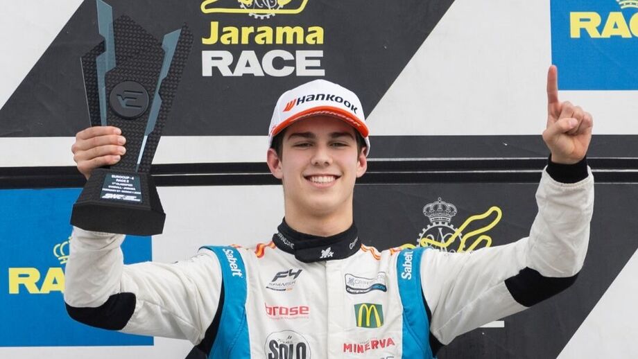 Noah Monteiro festeja a vitória na F4 em Jarama, Madrid