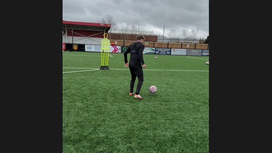 Mudryk treina com o Uxbridge FC em Inglaterra durante castigo no Chelsea