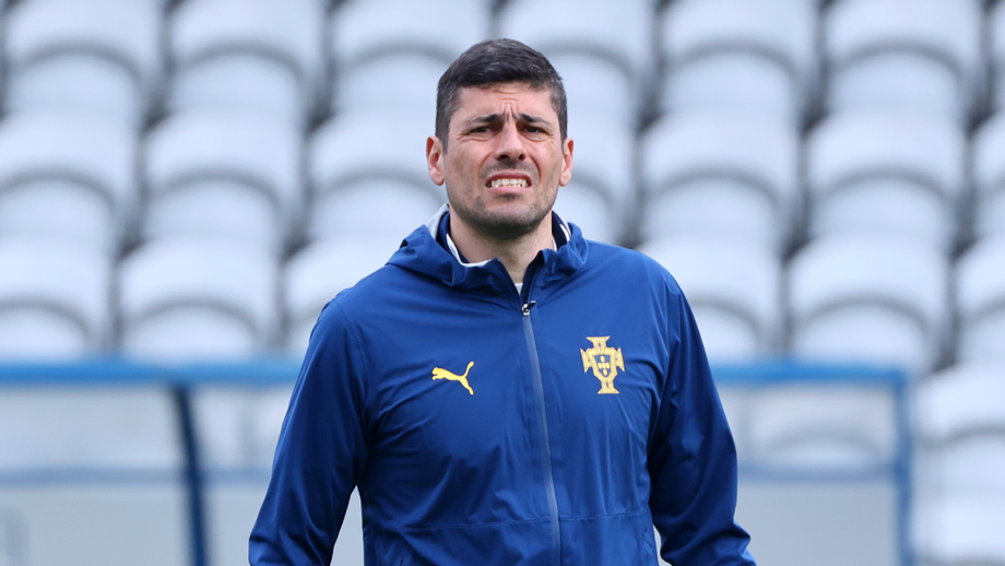 Francisco Neto durante um treino da seleção nacional feminina de futebol