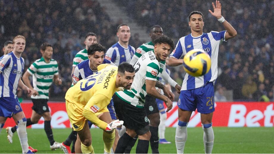 Diogo Costa frente aos leões, no Dragão