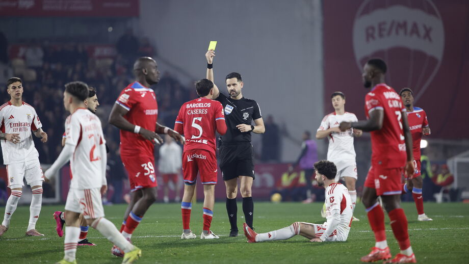 Cáseres leva amarelo no Gil Vicente-Benfica