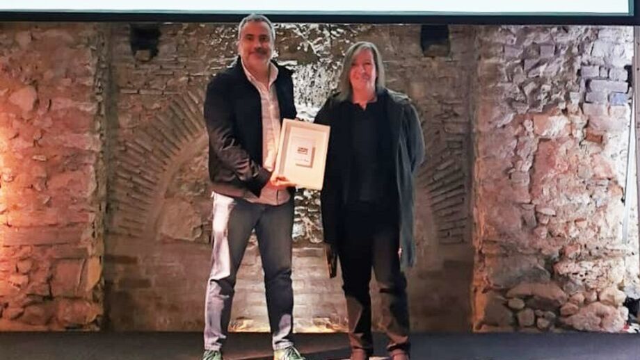 Maria João Teixeira, do IPDJ, entrega prémio a Sérgio Krithinas, do Record