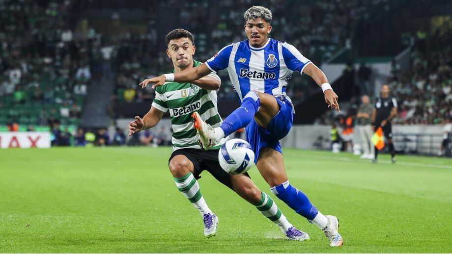 Pote e William Gomes em disputa de bola