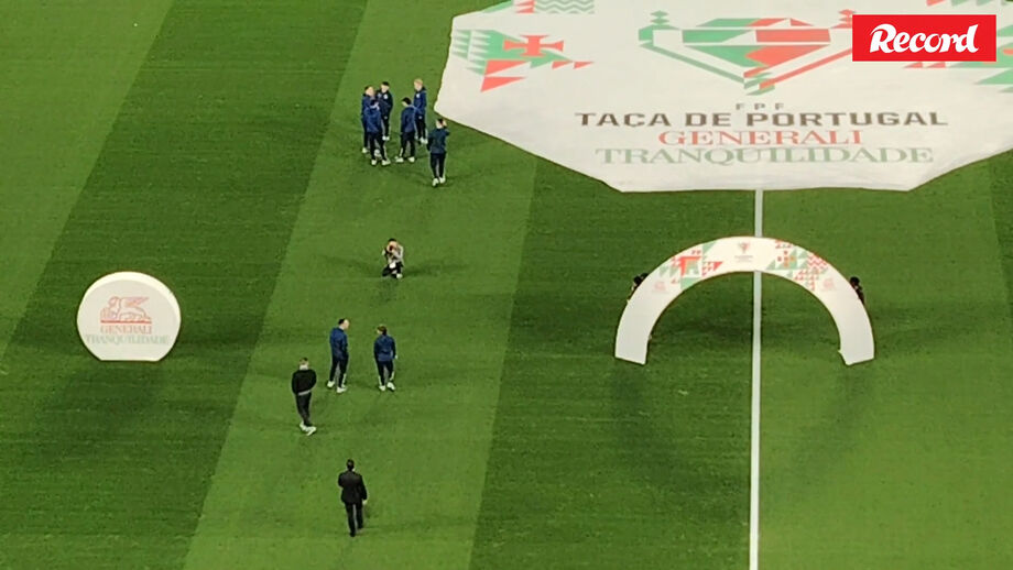 Para a habitual volta de reconhecimento ao campo antes do clássico com o Sporting