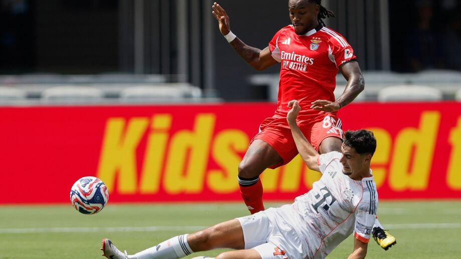 Pavlovic em luta com Renato Sanches