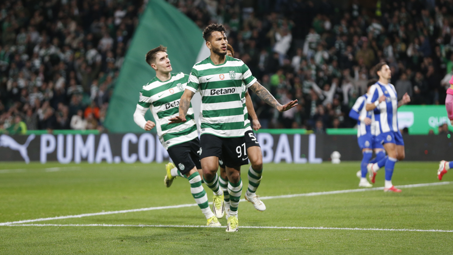 Luis Suárez festeja golo marcado ao FC Porto