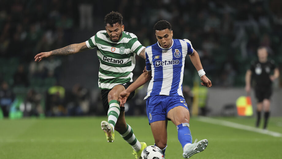 Alan Varela com Suárez no clássico de Alvalade