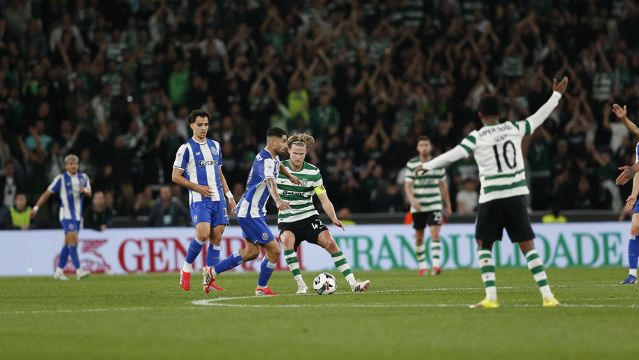 Alan Varela e Morten Hjulmand na disputa da posse de bola durante o clássico entre Sporting e FC Porto