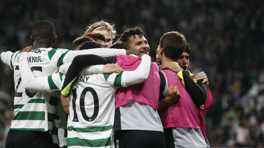 Jogadores do Sporting festejam penálti marcado por Luis Suárez frente ao FC Porto