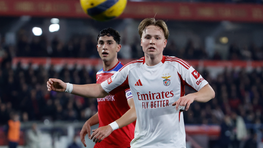 Schjelderup de olhos na bola enquanto é pressionado por um adversário no Gil Vicente-Benfica