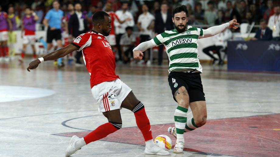 Arthur (Benfica) e Tomás Paçó (Sporting) durante um dérbi de futsal