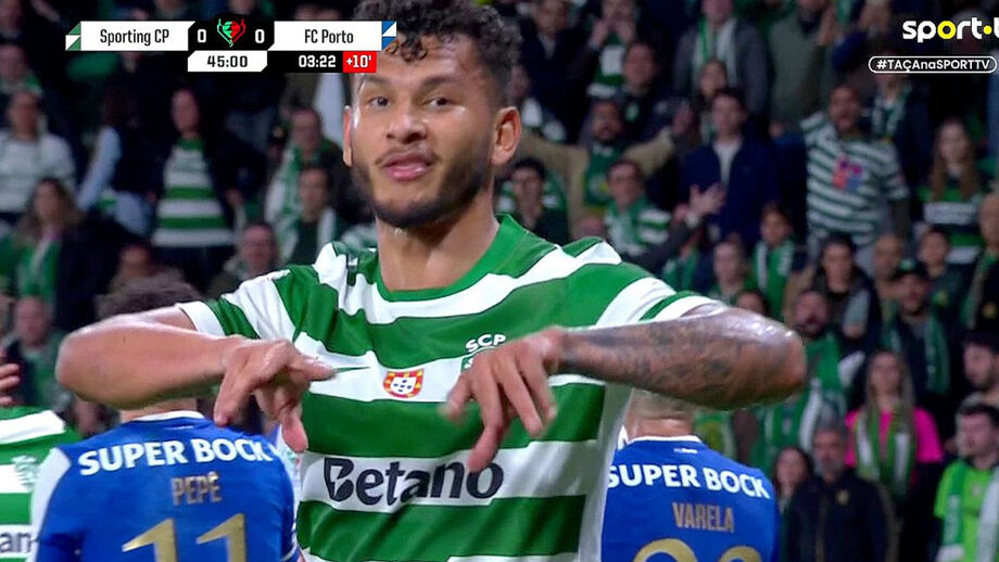 O gesto polémico de Luis Suárez durante o Sporting-FC Porto